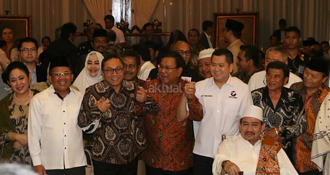 Ketua Umum Partai Gerindra Prabowo Subianto (tengah) dengan sejumlah tokoh menggelar pertemuan untuk membangun komitmen terhadap Bineka Tunggal Ika di kediamannya, Jalan Kertanegara , Jakarta Selatan, Senin (10/4) malam. Hadir dalam pertemuan itu Amien Rais (PAN), Zulkifli Hasan (PAN), Hary Tanoesoedibjo (Perindo), Sohibul Iman (PKS), Rhoma Irama (Idaman), Titiek Soeharto (Golkar), Hidayat Nur Wahid (PKS), Abraham Lunggana (PPP), Fahmi Idris, Kwik Kian Gie, Ahmad Muzani (Gerindra), dan lainnya. Hadir juga perwakilan tokoh agama. AKTUAL/Tino Oktaviano