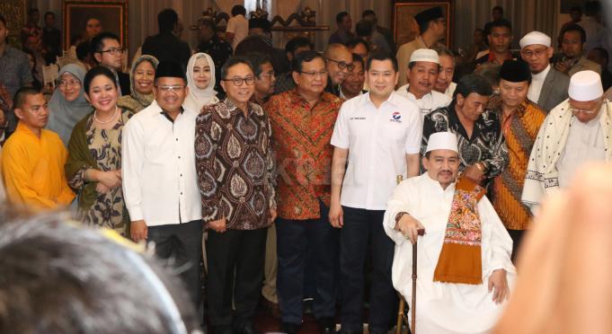 Ketua Umum Partai Gerindra Prabowo Subianto (tengah) dengan sejumlah tokoh menggelar pertemuan untuk membangun komitmen terhadap Bineka Tunggal Ika di kediamannya, Jalan Kertanegara , Jakarta Selatan, Senin (10/4) malam. Hadir dalam pertemuan itu Amien Rais (PAN), Zulkifli Hasan (PAN), Hary Tanoesoedibjo (Perindo), Sohibul Iman (PKS), Rhoma Irama (Idaman), Titiek Soeharto (Golkar), Hidayat Nur Wahid (PKS), Abraham Lunggana (PPP), Fahmi Idris, Kwik Kian Gie, Ahmad Muzani (Gerindra), dan lainnya. Hadir juga perwakilan tokoh agama. AKTUAL/Tino Oktaviano