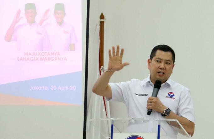 Ketua Umum Partai Perindo Hary Tanoesoedibjo (kanan) berdialog dengan Cagub DKI Jakarta Anies Baswedan (kiri) di DPP Partai Perindo, Jalan Diponegoro, Menteng, Jakarta Pusat, Kamis (20/4/2017). Partai Perindo menggelar syukuran keunggulan Anies-Sandi dari Ahok-Djarot, dalam hitung cepat semua lembaga survei terkait Pilkada DKI Jakarta putaran kedua. AKTUAL/Munzir