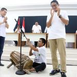 Ketua Umum Partai Perindo Hary Tanoesoedibjo (kanan) berdialog dengan Cagub DKI Jakarta Anies Baswedan (kiri) di DPP Partai Perindo, Jalan Diponegoro, Menteng, Jakarta Pusat, Kamis (20/4/2017). Partai Perindo menggelar syukuran keunggulan Anies-Sandi dari Ahok-Djarot, dalam hitung cepat semua lembaga survei terkait Pilkada DKI Jakarta putaran kedua. AKTUAL/Munzir