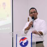 Ketua Umum Partai Perindo Hary Tanoesoedibjo (kanan) berdialog dengan Cagub DKI Jakarta Anies Baswedan (kiri) di DPP Partai Perindo, Jalan Diponegoro, Menteng, Jakarta Pusat, Kamis (20/4/2017). Partai Perindo menggelar syukuran keunggulan Anies-Sandi dari Ahok-Djarot, dalam hitung cepat semua lembaga survei terkait Pilkada DKI Jakarta putaran kedua. AKTUAL/Munzir