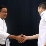 Ketua Umum Partai Perindo Hary Tanoesoedibjo (kanan) berdialog dengan Cagub DKI Jakarta Anies Baswedan (kiri) di DPP Partai Perindo, Jalan Diponegoro, Menteng, Jakarta Pusat, Kamis (20/4/2017). Partai Perindo menggelar syukuran keunggulan Anies-Sandi dari Ahok-Djarot, dalam hitung cepat semua lembaga survei terkait Pilkada DKI Jakarta putaran kedua. AKTUAL/Munzir