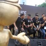 Sejumlah Polisi berpose dengan replika rol film, Jakarta, Minggu (16/4/2017). Memperingati ulang tahun Korps Polri ke-72, festival film pendek dan film animasi bertajuk Police Movie Festival digelar untuk yang keempat kalinya. AKTUAL/Munzir