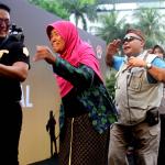 Sejumlah Polisi berpose dengan replika rol film, Jakarta, Minggu (16/4/2017). Memperingati ulang tahun Korps Polri ke-72, festival film pendek dan film animasi bertajuk Police Movie Festival digelar untuk yang keempat kalinya. AKTUAL/Munzir