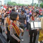 Sejumlah Polisi berpose dengan replika rol film, Jakarta, Minggu (16/4/2017). Memperingati ulang tahun Korps Polri ke-72, festival film pendek dan film animasi bertajuk Police Movie Festival digelar untuk yang keempat kalinya. AKTUAL/Munzir