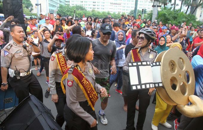 Sejumlah Polisi berpose dengan replika rol film, Jakarta, Minggu (16/4/2017). Memperingati ulang tahun Korps Polri ke-72, festival film pendek dan film animasi bertajuk Police Movie Festival digelar untuk yang keempat kalinya. AKTUAL/Munzir