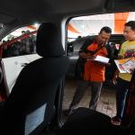 Pengunjung melihat mobil Toyota Sinta pada Bazaar Sienta di Jakarta, Sabtu (8/4/2017). Auto 2000 kembali digandeng pada bazaar kali ketiga ini. Selain paket bunga nol persen untuk tenor satu hingga dua tahun tadi, ACC juga memberikan paket kredit VIP ACCess dan juga trade in mobil Toyota Sienta. Bagi yang disetujui kreditnya pada bazaar tersebut, akan mendapatkan kesempatan ikut program undian ACC 3Xtra Suprise yang berhadiah utama satu buah mobil Toyota Alphard. AKTUAL/Eko S Hilman