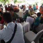 Pengunjung melihat mobil Toyota Sinta pada Bazaar Sienta di Jakarta, Sabtu (8/4/2017). Auto 2000 kembali digandeng pada bazaar kali ketiga ini. Selain paket bunga nol persen untuk tenor satu hingga dua tahun tadi, ACC juga memberikan paket kredit VIP ACCess dan juga trade in mobil Toyota Sienta. Bagi yang disetujui kreditnya pada bazaar tersebut, akan mendapatkan kesempatan ikut program undian ACC 3Xtra Suprise yang berhadiah utama satu buah mobil Toyota Alphard. AKTUAL/Eko S Hilman