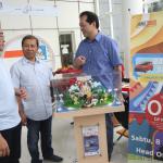 Chief Executive Officer ACC Jodjana Jody (kanan) berbincang dengan Deputy Chief Sales Officer ACC Ezar Kumendong (kiri) dan Operation Manager Mobil88 Arsya pada acara Bazaar Sienta di Kantor Pusat Astra Credit Companies di Jakarta, Sabtu (8/4/2017). Auto 2000 kembali digandeng pada bazaar kali ketiga ini. Selain paket bunga nol persen untuk tenor satu hingga dua tahun tadi, ACC juga memberikan paket kredit VIP ACCess dan juga trade in mobil Toyota Sienta. Bagi yang disetujui kreditnya pada bazaar tersebut, akan mendapatkan kesempatan ikut program undian ACC 3Xtra Suprise yang berhadiah utama satu buah mobil Toyota Alphard. AKTUAL/Eko S Hilman