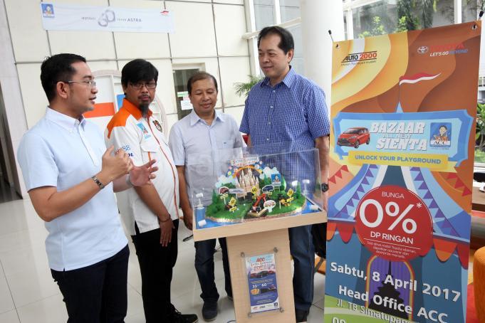 Chief Executive Officer ACC Jodjana Jody (kanan) berbincang dengan Deputy Chief Sales Officer ACC Ezar Kumendong (kiri), Operation Manager Auto 2000 Ardianto Nur (kedua kanan) dan Operation Manager Mobil88 Arsya pada acara Bazaar Sienta di Kantor Pusat Astra Credit Companies di Jakarta, Sabtu (8/4/2017). Auto 2000 kembali digandeng pada bazaar kali ketiga ini. Selain paket bunga nol persen untuk tenor satu hingga dua tahun tadi, ACC juga memberikan paket kredit VIP ACCess dan juga trade in mobil Toyota Sienta. Bagi yang disetujui kreditnya pada bazaar tersebut, akan mendapatkan kesempatan ikut program undian ACC 3Xtra Suprise yang berhadiah utama satu buah mobil Toyota Alphard. AKTUAL/Eko S Hilman
