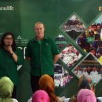 Direktur & Chief Marketing Officer Manulife Indonesia Novita Rumngangun (kiri) didampingi Direktur & Chief Financial Officer Manulife Indonesia Colin Startup, berbagi pengetahuan mengenai dasar-dasar perencanaan keuangan dengan para ibu dan anak-anak binaan Taman Bacaan Perumahan Pekayon, Bekasi, Jumat (21/4/2017). Manulife Indonesia melalui Yayasan Manulife Peduli hari menggelar kegiatan perdana CSR Zoning yang berfokus pada keterlibatan karyawan dan agen dalam edukasi literasi keuangan di lingkungan tempat mereka tinggal. CSR Zoning memberikan kesempatan kepada karyawan dan agen untuk menominasikan sekolah atau komunitas yang dekat dengan tempat tinggal mereka untuk mendapatkan pendidikan literasi keuangan dari Manulife. AKTUAL/Eko S Hilman