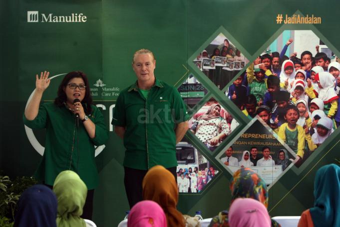 Direktur & Chief Marketing Officer Manulife Indonesia Novita Rumngangun (kiri) didampingi Direktur & Chief Financial Officer Manulife Indonesia Colin Startup, berbagi pengetahuan mengenai dasar-dasar perencanaan keuangan dengan para ibu dan anak-anak binaan Taman Bacaan Perumahan Pekayon, Bekasi, Jumat (21/4/2017). Manulife Indonesia melalui Yayasan Manulife Peduli hari menggelar kegiatan perdana CSR Zoning yang berfokus pada keterlibatan karyawan dan agen dalam edukasi literasi keuangan di lingkungan tempat mereka tinggal. CSR Zoning memberikan kesempatan kepada karyawan dan agen untuk menominasikan sekolah atau komunitas yang dekat dengan tempat tinggal mereka untuk mendapatkan pendidikan literasi keuangan dari Manulife. AKTUAL/Eko S Hilman