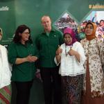 Direktur & Chief Marketing Officer Manulife Indonesia Novita Rumngangun didampingi Direktur & Chief Financial Officer Manulife Indonesia Colin Startup, berbincang dengan para ibu binaan Taman Bacaan Perumahan Pekayon, Bekasi, Jumat (21/4/2017). Manulife Indonesia melalui Yayasan Manulife Peduli hari menggelar kegiatan perdana CSR Zoning yang berfokus pada keterlibatan karyawan dan agen dalam edukasi literasi keuangan di lingkungan tempat mereka tinggal. CSR Zoning memberikan kesempatan kepada karyawan dan agen untuk menominasikan sekolah atau komunitas yang dekat dengan tempat tinggal mereka untuk mendapatkan pendidikan literasi keuangan dari Manulife. AKTUAL/Eko S Hilman