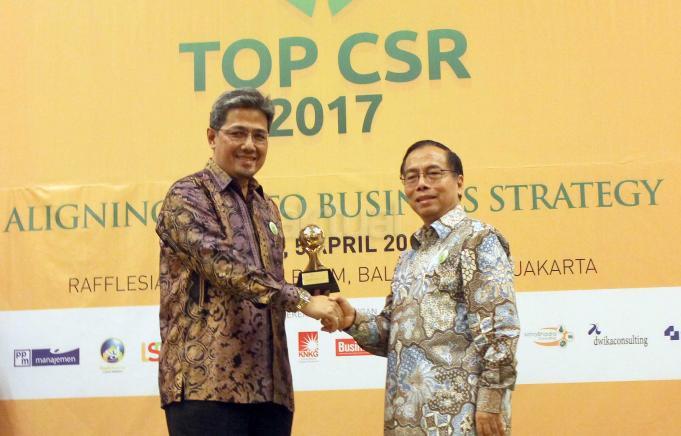 Dhony Rahajoe, Managing Director President Office Sinar Mas Land (kiri) saat menerima penghargaan kategori “Top Leader on CSR Commitment” di Jakarta, Rabu (5/4). Sinar Mas Land berhasil meraih dua penghargaan bergengsi dalam ajang TOP CSR Award 2017, penghargaan pertama diberikan kepada Sinar Mas Land dalam kategori “TOP CSR on Property & Real Estate Sector” dan penghargaan kedua diberikan kepada Dhony Rahajoe sebagai Managing Director President Office Sinar Mas Land dalam kategori “Top Leader on CSR Commitment”. Pengakuan resmi ini dihasilkan lewat persidangan ketat yang melibatkan konsultan serta pakar CSR sebagai dewan juri TOP CSR 2017 pada tanggal 13 Januari 2017. AKTUAL/Eko S Hilman