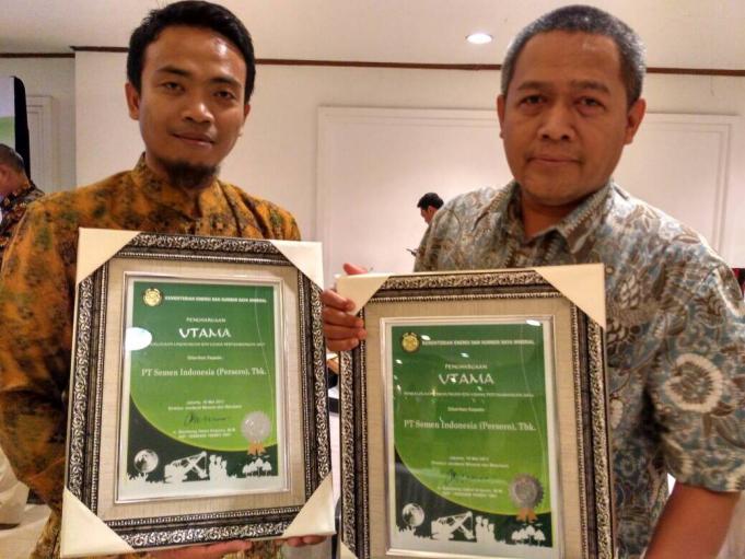 Kepala Departemen Raw Material Production Semen Indonesia, Musiran (Kanan) usai menerima penghargaan di Jakarta, Kamis (18/5)