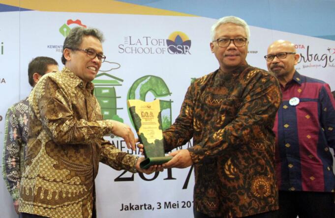 Direktur Produksi dan Strategi Bisnis Johan Samudra (kiri) menerima penghargaan Indonesia Green Awards 2017 dari Inspektur Jendral Kementerian Lingkungan Hidup dan Kehutanan Imam Hendargo hari ini di Jakarta.