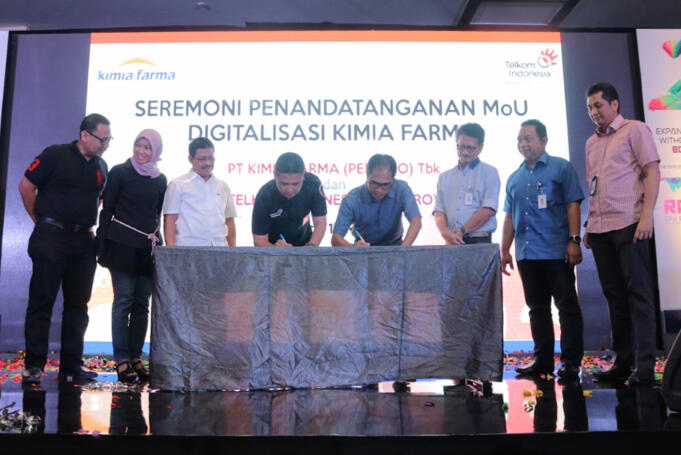 Direktur Enterprise & Business Service Telkom Dian Rachmawan (keempat dari kiri) dan Direktur Utama Kimia Farma Honesti Basyir (keempat dari kanan) saat melakukan penandatanganan Nota Kesepahaman Digitalisasi Kimia Farma di Hotel Pullman, Jakarta (17/5).