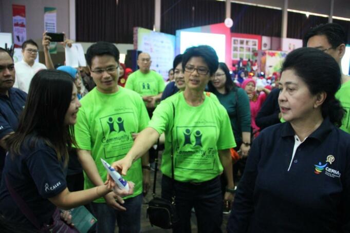 Ibu Menkes berkeliling dalam acara Kalbe Community Fair didampingi Ibu Irawati Setiady (Presdir PT Kalbe Farma Tbk) bersama Bpk Michael Buyung Direktur Farma PT Kalbe Farma Tbk.