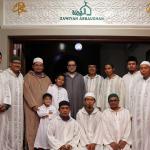 Maulana Syekh Abdul Mun'im bin Abdul Aziz bin Al Ghumari foto bersama keluarga Zawiyah Arraudhah, Jalan Tebet Barat VIII, No 50, Jakarta Selatan, Selasa (15/5/2017). AKTUAL/Tino Oktaviano
