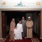 Maulana Syekh Abdul Mun'im bin Abdul Aziz bin Al Ghumari foto bersama keluarga Zawiyah Arraudhah, Jalan Tebet Barat VIII, No 50, Jakarta Selatan, Selasa (15/5/2017). AKTUAL/Tino Oktaviano