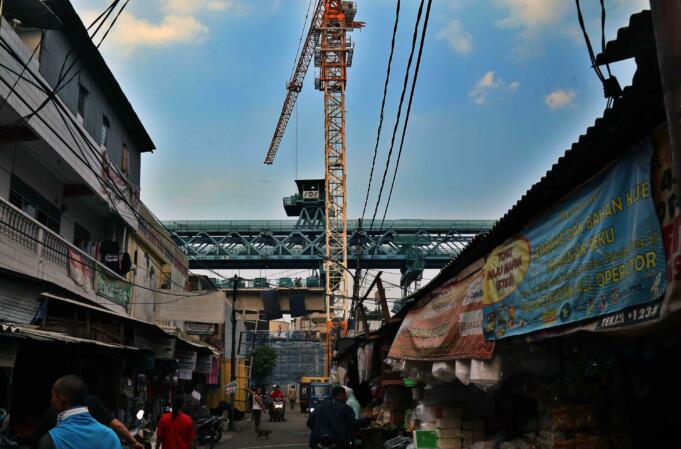 Pekerja menyelesaikan proyek kontruksi konstruksi mass rapid transit (MRT) di jalan Fatmawati, Jakarta Selatan, Sabtu (20/5/2017). Perkembangan pembangunan infrastruktur MRT Jakarta untuk ruas Jl RS Fatmawati, Jl Panglima Polim, sampai Jl Sisingamangaraja telah mencapai 44,90 persen. Proyek ini beroperasi sesuai dengan target, yakni pada bulan Maret 2019. AKTUAL/Tino Oktaviano