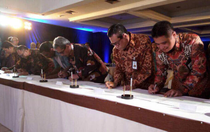 Direktur Enterprise & Business Service PT Telkom Indonesia (Persero) Tbk (Telkom) Dian Rachmawan (paling kanan) melakukan penandatanganan Nota Kesepahaman tentang Digitalisasi BRI di Yogyakarta, Jumat (19/5).