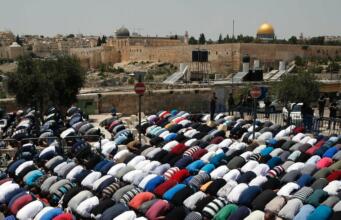 Gegara Israel Perketat Akses ke Masjid Al-Aqsa, Warga Palestina pun Shalat di Jalanan