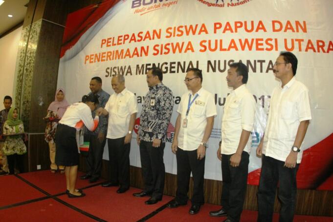 Direktur SDM dan Hukum Semen Indonesia Agung Yunanto simbolis menerima siswa dari Sulawesi Utara dalam program Siswa Mengenal Nusantrara yang diselenggarakan Semen Indonesia.