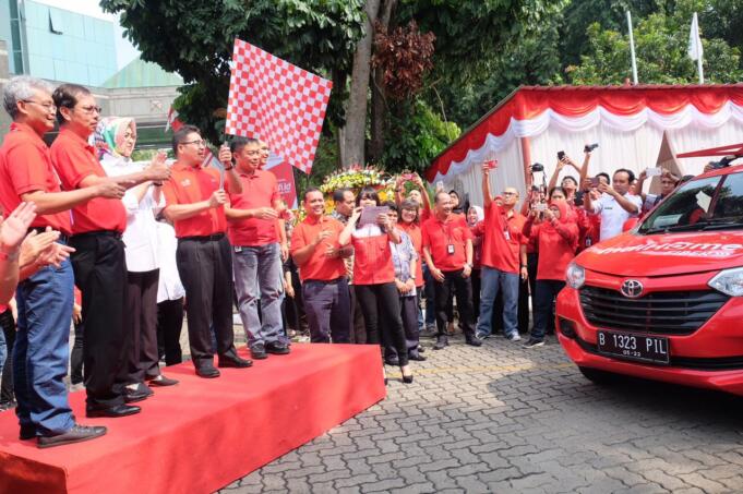 Direktur Utama Telkom Alex J. Sinaga (kedua dari kanan) didampingi Walikota Tangerang Selatan Airin Rachmi Diany (ketiga dari kiri) dan jajaran manajemen TelkomGroup saat meluncurkan mobil operasional IndiHome terbaru yang diharapkan dapat mempermudah kegiatan pelayanan IndiHome kepada pelanggan.