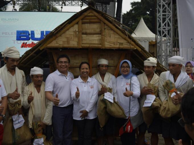 Menteri BUMN Rini M. Soemarno (keempat dari kiri) didampingi oleh Direktur Utama Telkom Alex J Sinaga (ketiga dari kiri) dan Komisaris Utama Telkom Hendri Saparini (ketiga dari kanan) saat penyerahan bantuan kebutuhan pokok kepada perwakilan masyarakat Badui di Alun-alun Kota Serang, Banten, Minggu (13/8).