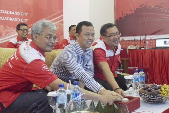 Direktur Network & IT Solution Telkom Zulhelfi Abidin (kiri), Walikota Sukabumi Mohamad Muraz (tengah), dan EVP Telkom Regional III I Ketut Budi Utama (kanan) bersama-sama menekan tombol menandakan pencanangan Kota Sukabumi sebagai Telkom Modern City pertama di Indonesia bertempat di T-Cloud Sukabumi (4/8).
