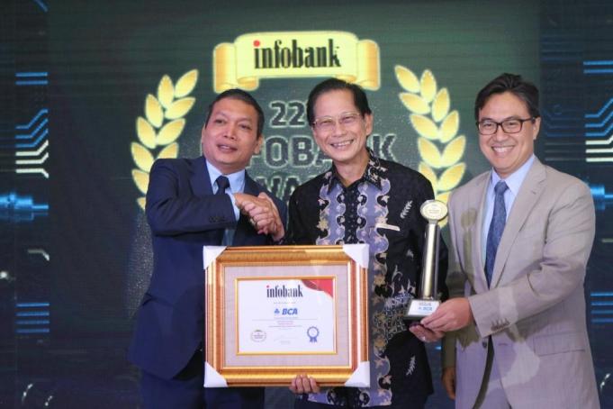 Jahja Setiaatmadja, Direktur Utama BCA, menerima “Infobank Award 2017” dan Trofi Titanium dari Eko B Supriyanto, Pemimpin Redaksi Majalah Infobank, pada malam “22 Infobank Award 2017” di Nusa Dua Bali, Kamis, 10 Agustus 2017.