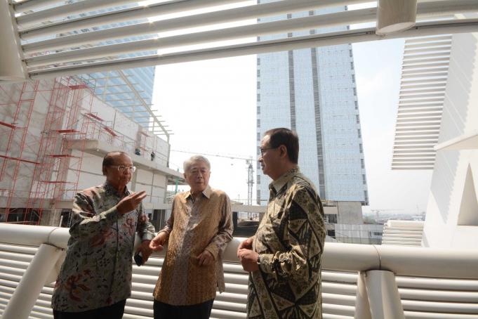 Komisaris Utama PT Intiland Development Tbk,Cosmas Batubara, Presiden Direktur, Hendro Gondokusumo, Wakil Presiden Direktur, Sinarto Dharmawan. saat hadir pada penutupan atap superblok Praxis Surabaya.Di Surabaya, Jawa Timur, Rabu (30/8)
