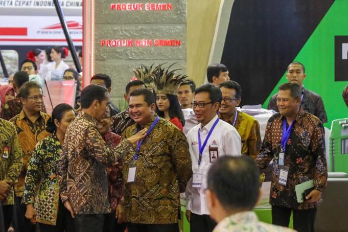 Direktur Utama Semen Indonesia Hendi Prio Santoso didampingi Direktur Pemasaran dan Supply Chain Ahyanizzaman (baju putih) berbincang dengan Presiden Joko Widodo saat meninjau stan dalam acara Indonesia Business and Development (IBD) Expo di Jakarta Rabu (20/9)