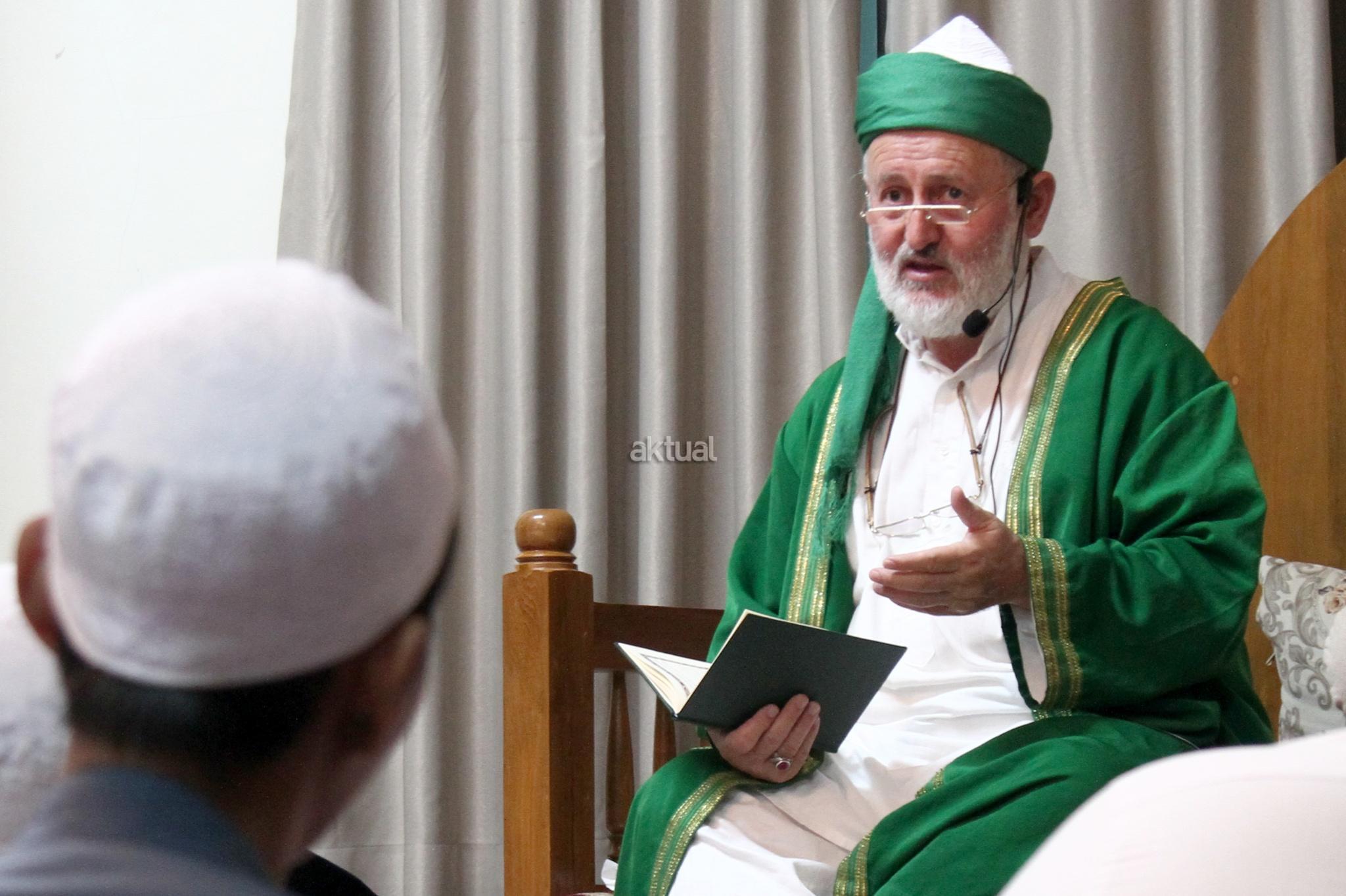 Bir yigit qizning mushukini barmoqlari bilan silaydi