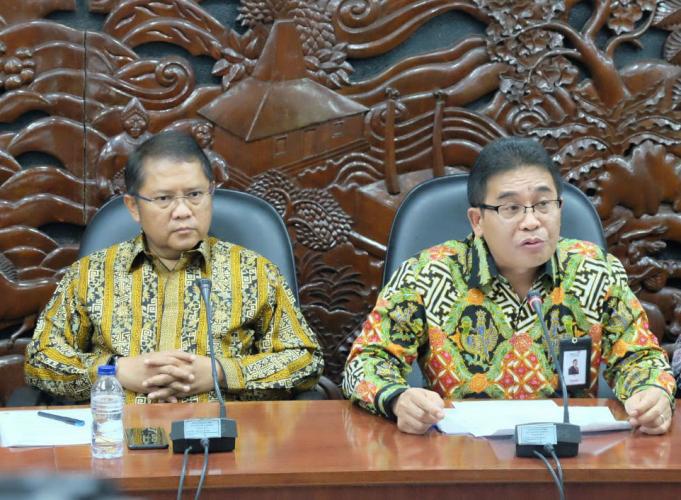 Menteri Komunikasi dan Informatika RI Rudiantara (kiri) bersama Direktur Utama Telkom Alex J. Sinaga (kanan) saat menjelaskan bahwa layanan konektivitas pelanggan satelit Telkom 1 telah pulih 100% pada jumpa pers di kantor Kementerian Kominfo di Jakarta, Selasa (12/9).