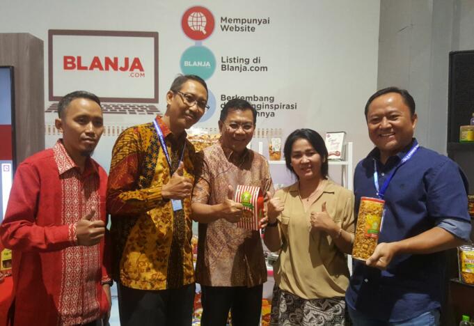Direktur Wholesale & Internasional Service Telkom Abdus Somad Arief (kedua dari kanan) bersama Staf Khusus Kementerian BUMN bidang Rumah Kreatif BUMN (RKB) Asmawi Syam (tengah) dan Ketua Forum Pelaksana RKB Tri Gunadi (paling kanan) saat mengunjungi stand UMKM Belimbing milik Harjianto (paling kiri) di Rumah Kreatif BUMN di IBD Expo, Kamis (21/9) di Jakarta.