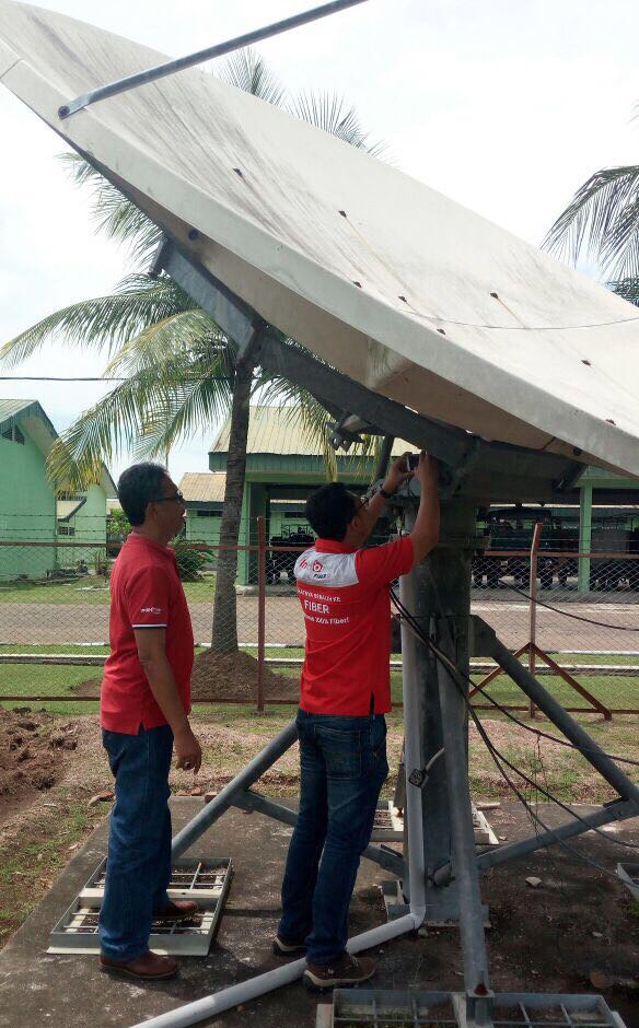 Proses repointing antenna ground segment oleh teknisi Telkom di salah satu site di Lhokseumawe, Aceh (Foto: Dok Telkom)