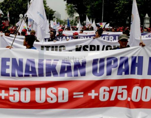 Buruh Kampanyekan Kenaikan Upah “+50” Saat Aksi di Monas
