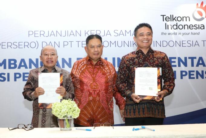 Direktur Enterprise dan Business Service Telkom Dian Rachmawan (kanan) berfoto bersama dengan Direktur Utama PT Taspen Iqbal Latanro (tengah) dan Direktur Umum PT Taspen Bagus Rumbogo (kiri) usai penandatanganan Perjanjian Kerja Sama (PKS) dalam sinergi pengembangan dan implementasi digitalisasi pelayanan pembayaran pensiun di Jakarta (17/10).