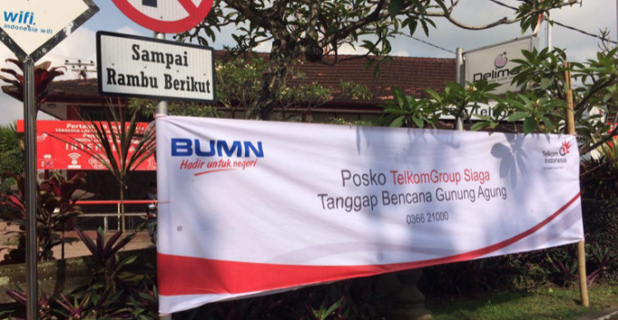 Posko Siaga TelkomGroup Bencana Erupsi Gunung Agung di lokasi Kantor Telkom Klungkung untuk menjaga kualitas layanan telekomunikasi TelkomGroup, baik layanan fixed broadband maupun seluler.