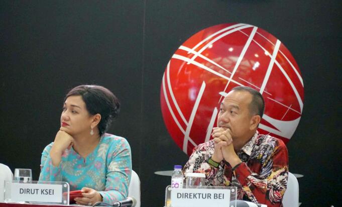 Direktur Utama KSEI, Friderica Widyasari Dewi serius tapi santai mendengarkan pertanyaan yang diajukan wartawan dalam kesempatan jumpa pers Pameran Investival 2017 di Main Hall, Gedung Bursa Efek Indonesia, Kamis (26/10). Pameran Investival juga diselenggarakan selama Oktober 2017 di 26 kota di Indonesia sesuai dengan Bulan Inklusi Keuangan yang dicanangkan oleh OJK. Selain diikuti OJK, BEI, KPEI dan KSEI, juga 24 perusahaan efek Anggota Bursa serta anak usaha SRO, The Indonesia Capital Market Institute (TICMI). (Foto: Aktual.com/Eko S Hilman)