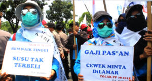 Aksi unjuk rasa yang diikuti oleh ribuan buruh untuk menuntut Pemprov DKI Jakarta merevisi Upah Minimum Provinsi (UMP) DKI Jakarta yang sebelumnya sudah diputuskan sebesar 3,6 juta. AKTUAL/WARNOTO