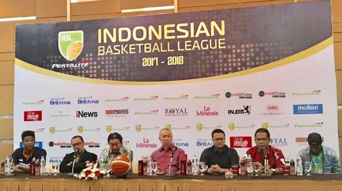 Press conference Indonesian Basketball League (IBL) 2017-2018 yang dihadiri oleh Hasan Gozali selaku Direktur Liga, Ketua PB PERBASI Danny Kosasih serta perwakilan sponsor di Hotel Santika Premier Jakarta (3/11).