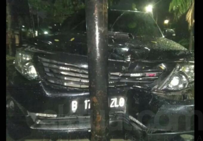 Mobil yang ditumpangi Setya Novanto saat alami kecelakaan parah