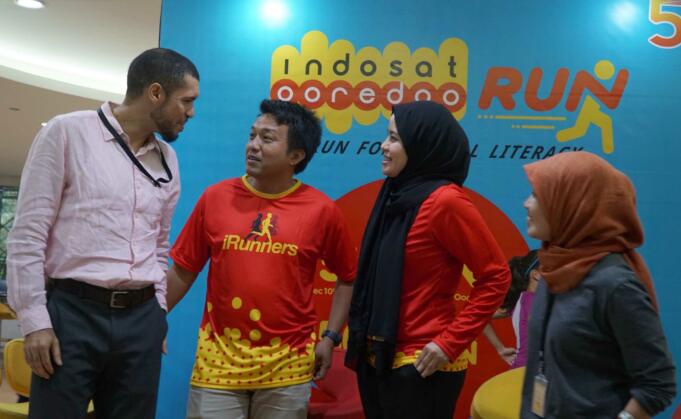 Abdoullah Mitiche, Indosat Ooredoo Runners, Jeremiah Ratadhi, Group Head Culture Transformation Indosat ooredoo, Deva Rachman, Group Head Corporate Communications PT Indosat Ooredoo Tbk, Safrita Aryana, Race Director Indosat Ooredoo Run berbincang seusai Jumpa pers Indosat Ooredoo Run di Jakarta, Rabu (1/11). Indosat Ooredoo dalam menyambut ulang tahunnya ke-50 akan mengadakan event lari bertajuk Indosat Ooredoo Run for Digital Literacy. Sejalan dengan visi perusahaan untuk menjadi perusahaan digital terdepan di Indonesia, terdapat kategori 50K Virtual Run yang memungkinkan peserta berlari kapan pun dan dimana pun selama 30 hari untuk mencapai jarak 50 kilometer.