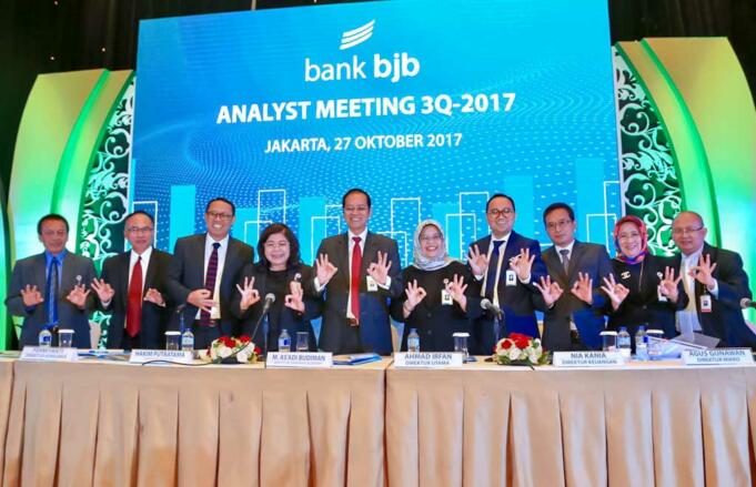Jajaran Direksi dan Komisaris bank BJB berfoto bersama usai Analyst Meeting 3rd Quarter bersama para analis pasar modal di Jakarta, 27 Oktober 2017