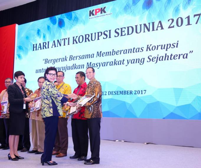 Direktur utama bank bjb Ahmad Irfan (kanan) menerima penghargaan dari Wakil Ketua Komisi Pemberantasan Korupsi (KPK) Basaria Panjaitan (kiri) di Hotel Bidakara, Jakarta, Selasa (12/12/2017).