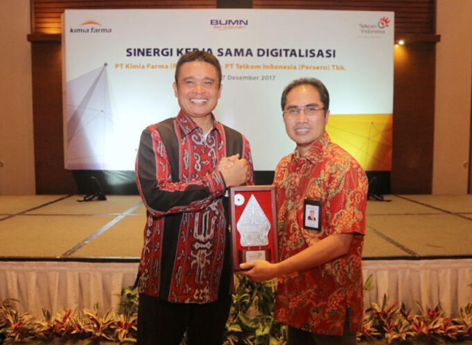 Direktur Utama Kimia Farma Honesti Basyir (kiri) dan Direktur Enterprise & Business Service Telkom Dian Rachmawan (kanan) usai penandatanganan Perjanjian Kerja Sama (PKS) Digitalisasi Kimia Farma di Bandung (27/12).