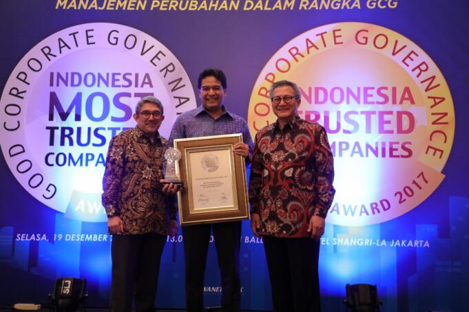 Chairman IICG G. Suprayitno (paling kanan) dan Chief Editor SWA Group Kemal Effendi Gani (paling kiri) saat menyerahkan penghargaan “The Most Trusted Company” based on Corporate Governance Perception Index (CGPI) pada ajang Indonesia The Most Trusted Companies Award 2017 kepada Direktur Keuangan Telkom Harry M. Zen (tengah) di Jakarta, Selasa (19/12).